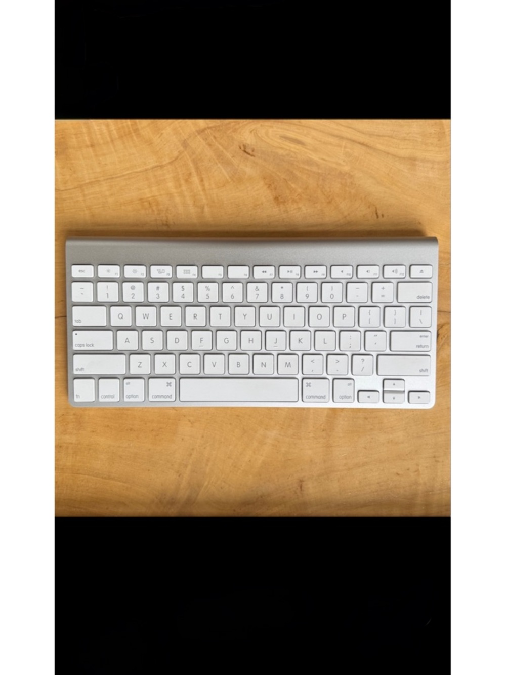 Apple MAGIC KEYBOARD A1314 WIRELESS ALUMINUM WHITE REQUIRES AA BATTERIES EUC